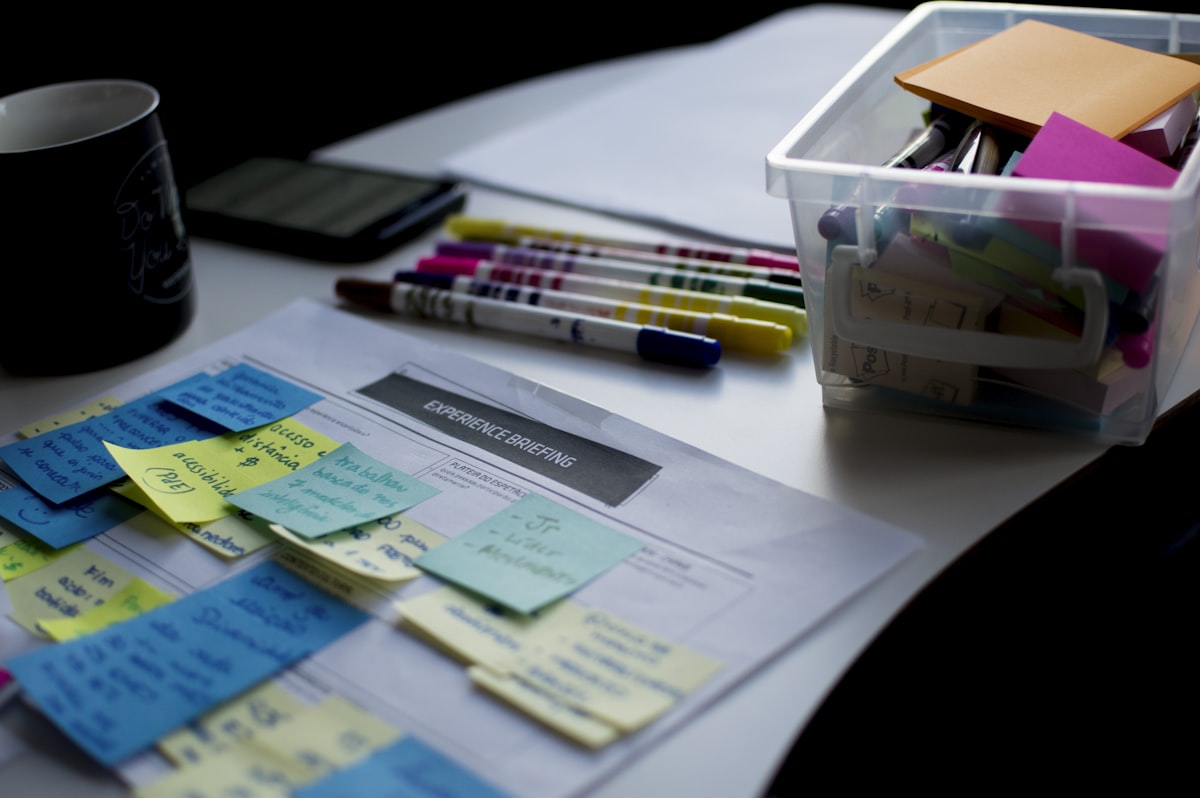 Sticky notes reading invoice and pay invoices